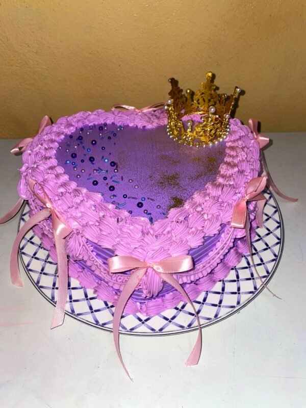 Tarta o Cake para Princesas - 25 centímetros de diametro relleno de Crema de Chocolate o Dulce de Piña.(Encargar mínimo con 48 horas de antelación)