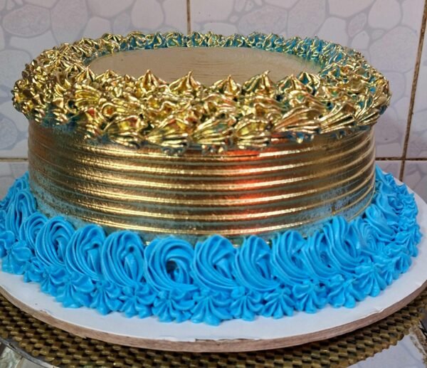 Tarta o Cake Marizado en Dorado - 25 centímetros de diámetro con doble relleno de coco y piña.(Encargar mínimo con 48 horas de antelación)