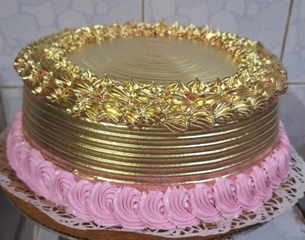Tarta o Cake Matizado en Dorado - 25 centímetros de diámetro con doble relleno de coco y piña.(Encargar mínimo con 48 horas de antelación)